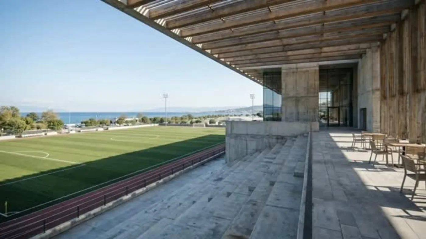 Vereinsclub am Meer in Istanbul mit Holzdach und Tribüne über dem Fußballfeld